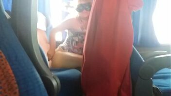 Chica desconosida caliente en el autobus