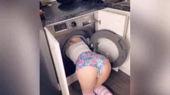 Belle Delphine se encuentra desnuda y atascada en el secador en video filtrado del tráiler