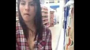 Chica en el supermercado