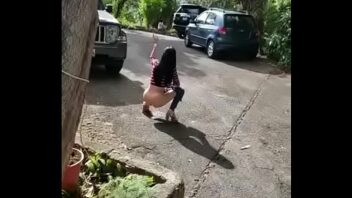 Manoseando nalgas en la calle