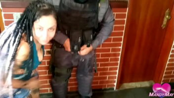 Policías con presos anal