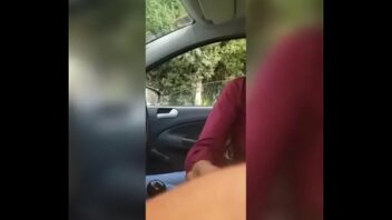 Se folla a su hija en el carro