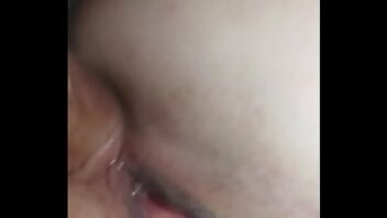 Vídeo porno tía aficionada dejando que su sobrino bien dotado golpee en el culo