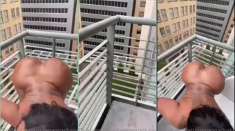 Zmeena Orr mostrando su trasero grande de ébano mientras se masturba al aire libre
