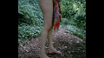 Desnudo en bosque