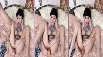 Lex se muestra sin ropa mientras usa un juguete sexual en un video de contenido para adultos