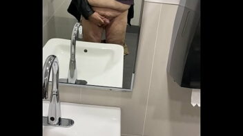 Masturbandose en un baño publico