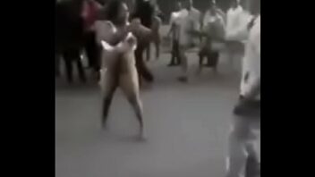 Peleas callejeras mujeres desnudas