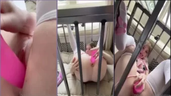 Belle Delphine mostrando su desnudez mientras se estimula con un juguete sexual