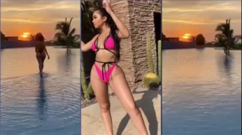 Jailyne Ojeda exhibiendo su esbelto físico Buspend-image."]