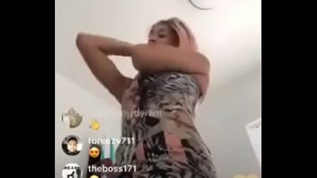 Mujer se saca sostén video ig