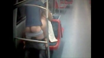 Señora agarra verga en metro