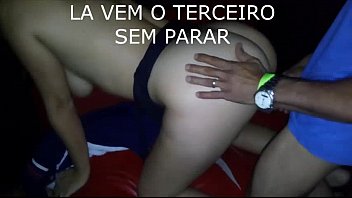 Mujer que tiene un montón de sexo en casa swing