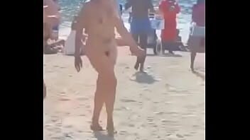 Mujeres en playa desnudas