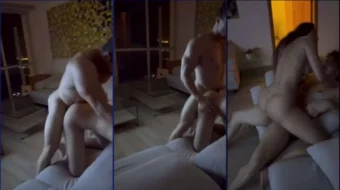 Persona joven haciendo ejercicio físico en el sofá