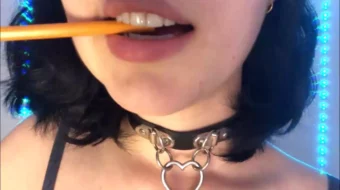 Vídeo de Mercy ASMR probando bolígrafos