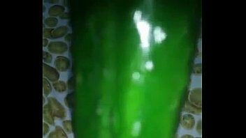 Masturbándose con la finalidad del pepino