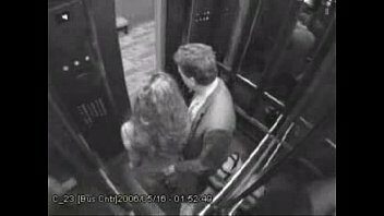 Una chica japonesa queda a trapada ne el ascensor