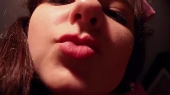 En el video porno, AftynRose ASMR, en su papel de enfermera Aftyn, brinda cuidados especiales para su placer y comodidad