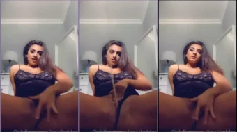 JessTheGoat desnuda masturbándose con un consolador