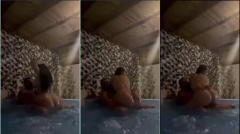 Nola Carolina y Kapuchino disfrutando juntos en el jacuzzi