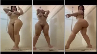 Carolina se encuentra sin ropa mientras se ducha