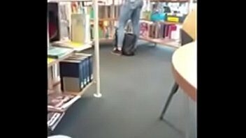 Chica de lentes en biblioteca