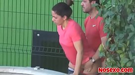 Mujer caliente folla dando en público