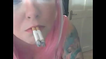 Smoking two cigarettes at once