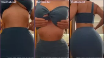 Jailyne Ojeda en estado de excitación en el cuarto de baño de un bar