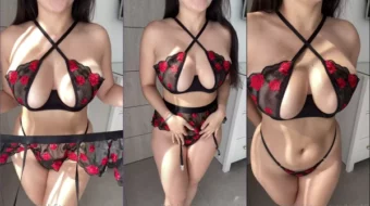 Adora18: OnlyFans Sexy Lencería Negra Posing Video Leaked