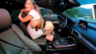 Kourtney Love teniendo relaciones íntimas en el automóvil