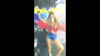 Lele Pons sufre un descuido al mostrar sus pechos en un video de una fiesta al aire libre