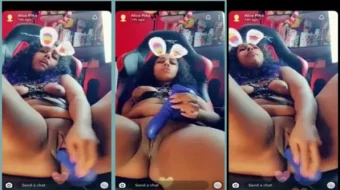 Video porno filtrado de Alice Pika Cosplay usando un consolador