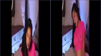 Video de ASMR de Wokies donde muestran contenido de almohadas, humping, pezones y slips