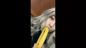 Video filtrado de Alyssa Scott en Onlyfans masticando un plátano y apretando sus pechos