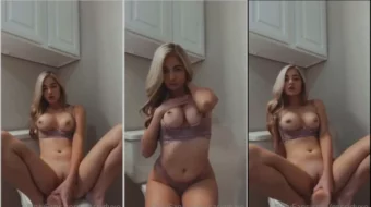 Cassidyxo exhibiendo su intimidad con un consolador en un video filtrado en OnlyFans