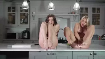 Emily y Brooke en un video porno filtrado utilizando un consolador oscuro