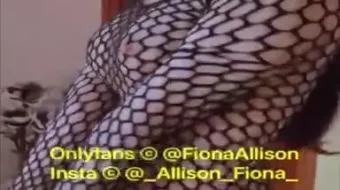 Fiona Allison tiene un video filtrado en el que aparece desnuda mostrando sus pechos