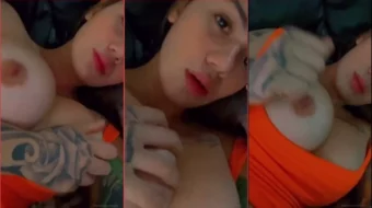 Cintia Cossio acariciando sus generosas senos