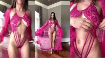 Conjunto de lencería rosa de Onlyfans fue regalado por Christina Khalil y se filtró