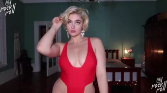 Stefania Ferrario lleva bikini y tiene sexo