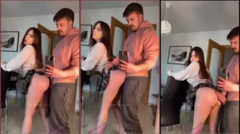 Teniendo relaciones íntimas con una joven que disfruta mucho y emite sonidos agradables