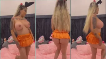 Mona moda Desnuda Exhibiendo Su Atractivo Cuerpo