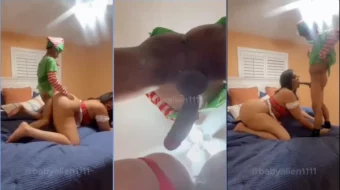 Una criatura extraterrestre bebé teniendo relaciones con un gran perro a lo perrito
