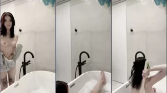 Video porno filtrado de Hannahowo en la bañera con desnudos en Onlyfans