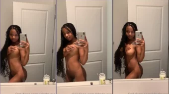 Desnuda y excitada, una mujer muestra sus senos desnudos