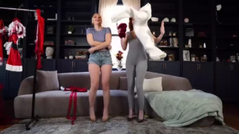 Holly Wolf celebra la Navidad sin ropa en un video filtrado de un haul