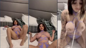 Karely Ruiz está usando lencería púrpura con deseos de intimidad