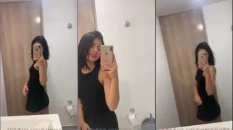 Karen ajusta su ropa en el baño público